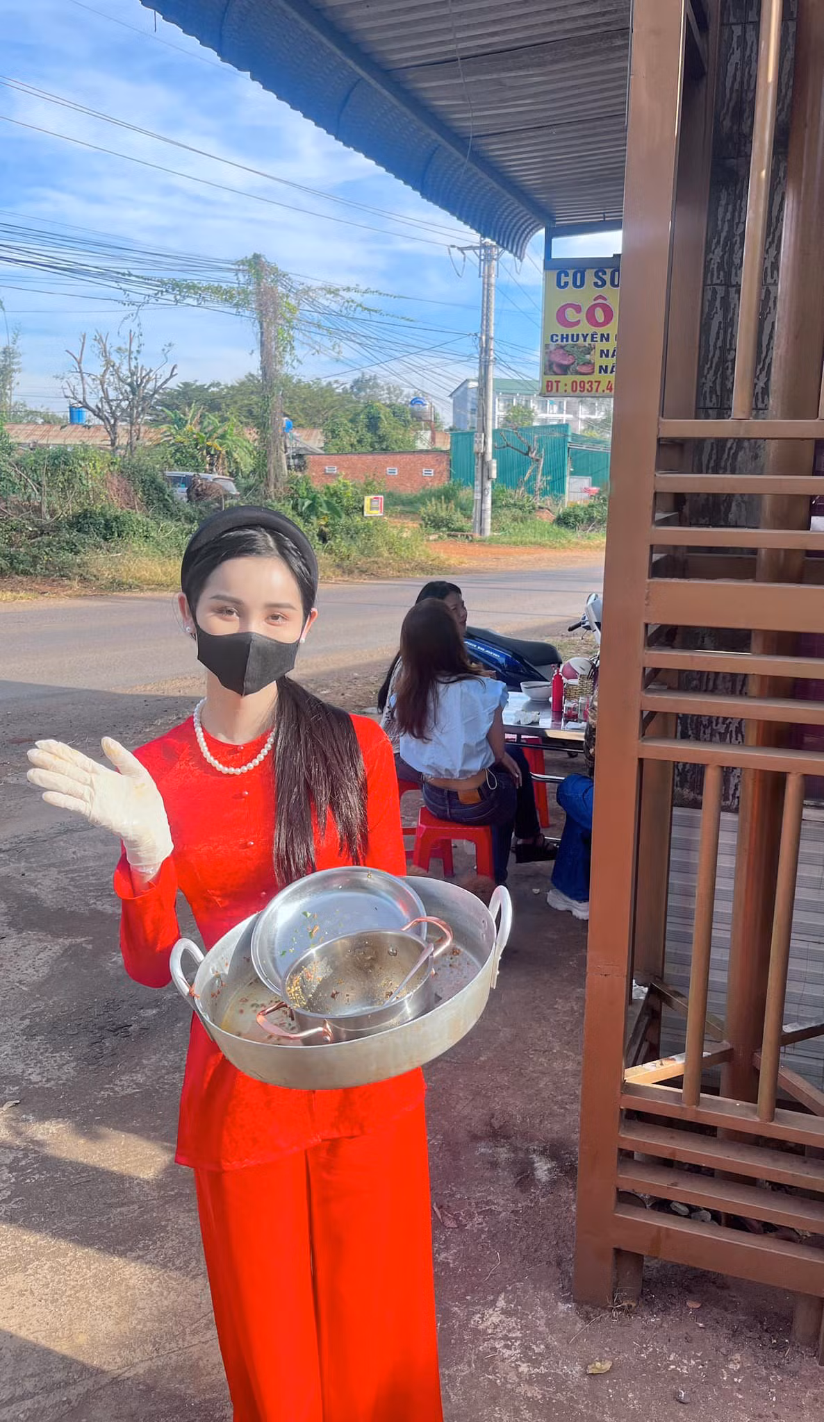 Vì gần đây, tôi gặp một vài biến cố khiến tôi ngột ngạt đến nỗi không còn muốn sống ở đất Sài Gòn bon chen này nữa. Tôi bị tổn thương tâm lý một cách nặng nề. Ngay cả lúc chia tay bạn trai, tôi cũng không buồn đến vậy. Không biết là sau khi họ làm như vậy, họ sẽ thấy hài lòng vì hạ bệ thành công người khác hay thấy cắn rứt lương tâm". Tường Vi cho biết thêm.