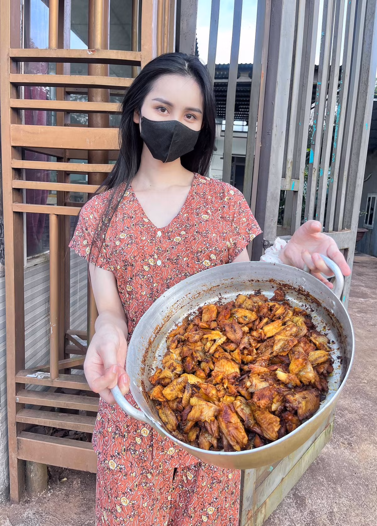 Đạt ngôi vị Á hậu, Tường Vi cũng trở thành gương mặt được các nhãn hàng thời trang yêu thích. Nhưng cách đây không lâu, người đẹp chuyển giới bất ngờ thông báo với người hâm mộ về việc cô tạm rời TPHCM để về quê Đắk Nông lập nghiệp bán bún cá.