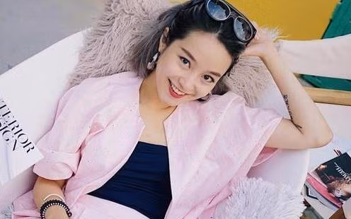 Kèm theo bức ảnh, Mi Vân viết: "Thời cấp 2 của chị đây. Huhu. Cũng 20 năm rồi. Chúng ta già rồi. Cảm ơn em nhiều".