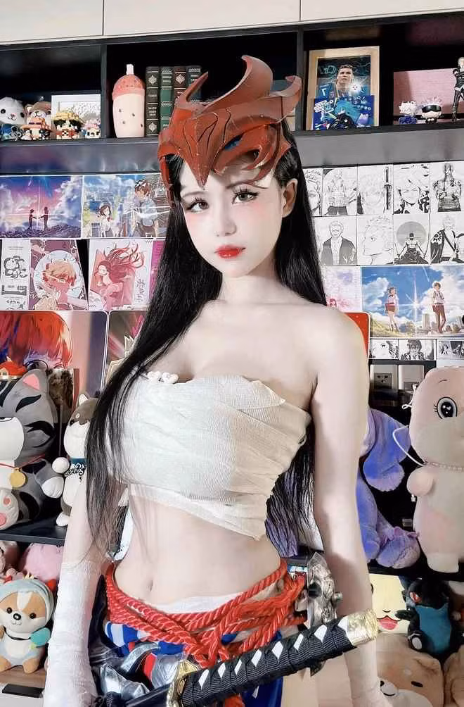 Dù có sử dụng mặt nạ hay lộ diện hoàn toàn, Yugi cũng khiến dân mạng gật gù rằng quá thanh tú. Cô nàng quấn vải quanh ngực vừa đủ, đủ để người xem không thấy phản cảm, vừa khoe khéo được đôi gò bồng đảo đẹp mê hồn.