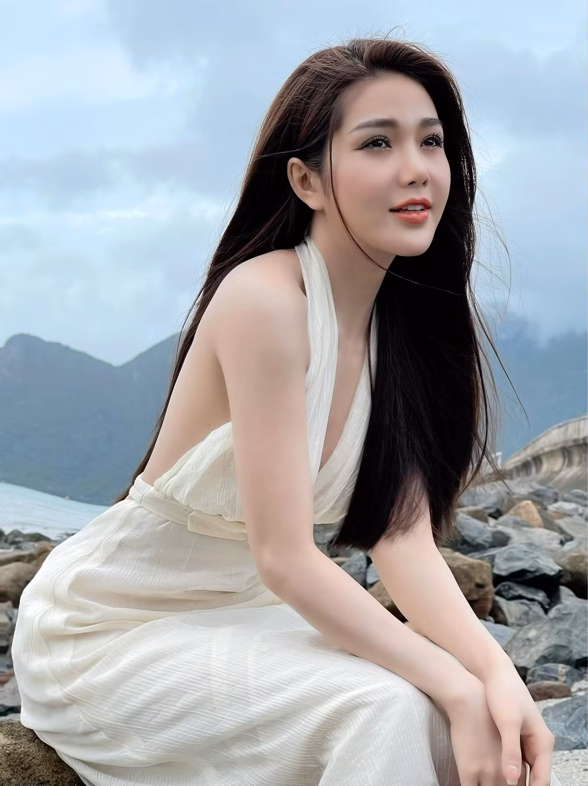 Bên cạnh công việc làm DJ, cô gái xinh đẹp đến từ Vĩnh Long còn lấn sân sang đóng quảng cáo và tham gia một số dự án phim truyền hình.