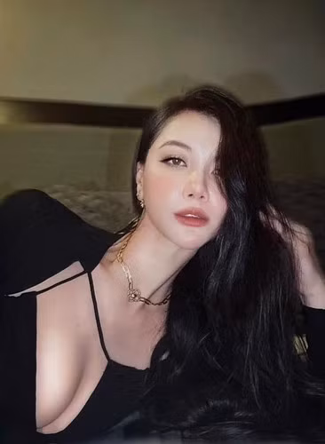 Bên cạnh đó sắc vóc ngày càng nóng bỏng và gợi cảm của Minh Hà cũng khiến nhiều người phải trầm trồ.