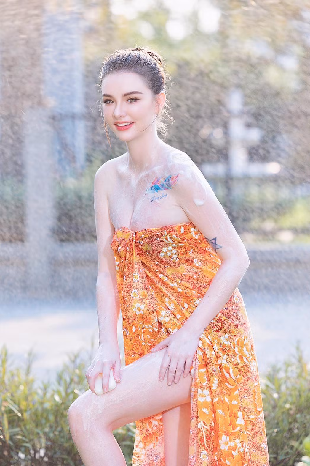 Mới đây trên trang Facebook cá nhân, Jessie Vard lại tiếp tục gây chú ý khi đăng tải loạt ảnh tắm ngoài trời. Vẻ đẹp lai hoàn hảo, cùng làn da trắng sứ và đôi mắt có chiều sâu dễ dàng thu hút người khác ngay từ cái nhìn đầu tiên.