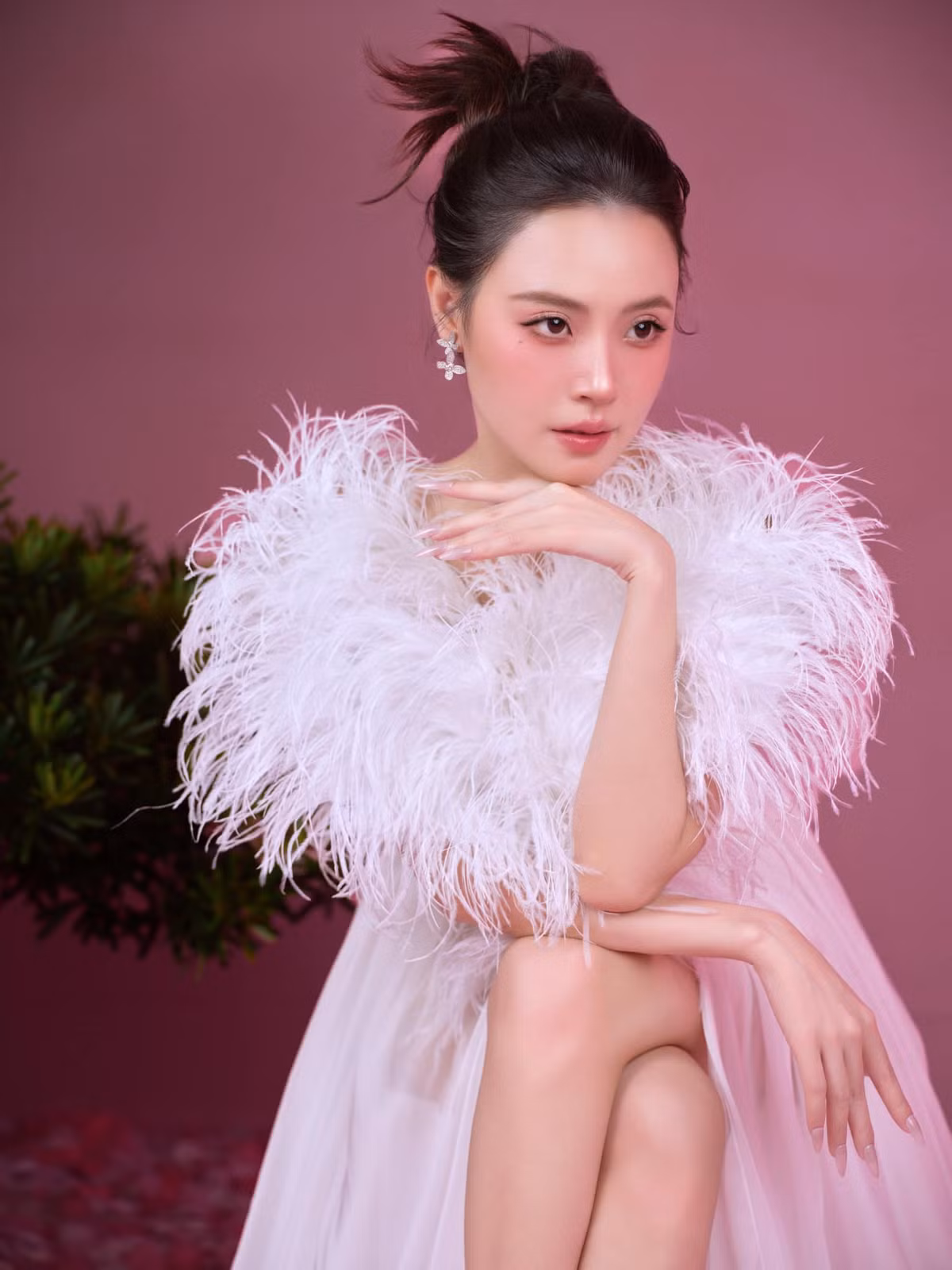 Bài viết trên của Midu đã nhanh chóng thu hút sự quan tâm của công chúng. Phía dưới bài đăng, khán giả để lại nhiều bình luận như: "Lẹ lẹ đi chị ơi, gì chứ tin này là chúng em thích nha" hay "Hôm nay ngày cá tháng tư nhưng em tin lời chị nói là thật."...