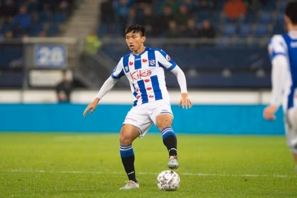 Bo roi Van Hau, SC Heerenveen lieu co bi Ha Noi FC phat?