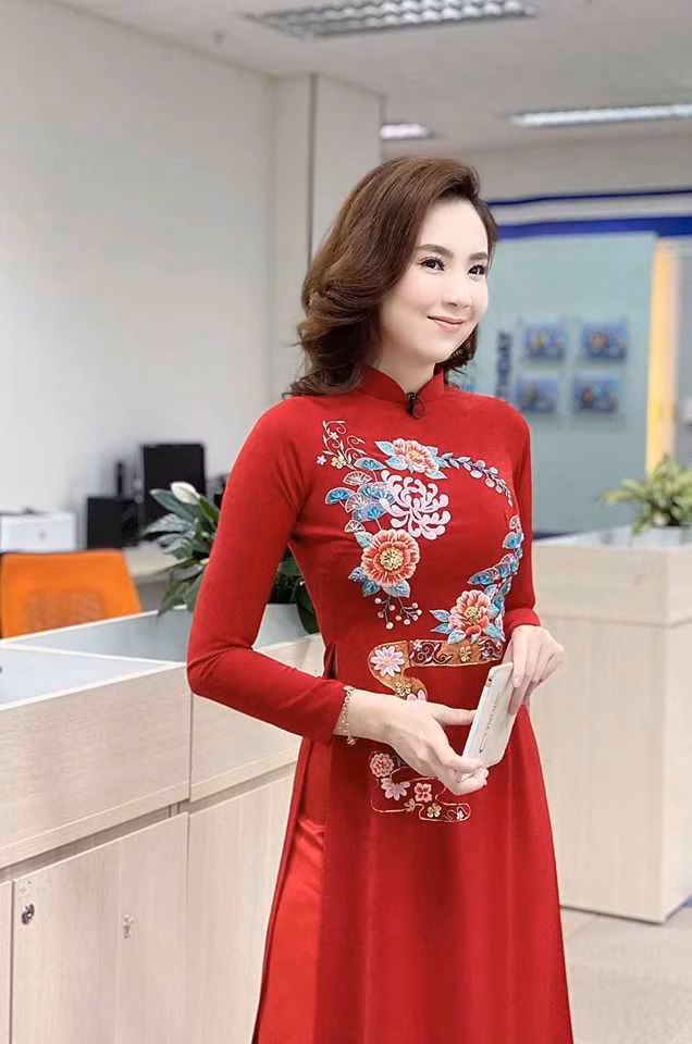 Mai Ngọc khoác trên mình một bộ áo dài cách điệu với phần vai trần và những hạt ngọc trai đính kết tinh tế. Ngoài ra, thiết kế còn có thêm áo choàng và chiếc trâm cài tóc tạo khiến cô nàng càng lộng lẫy và đài các.