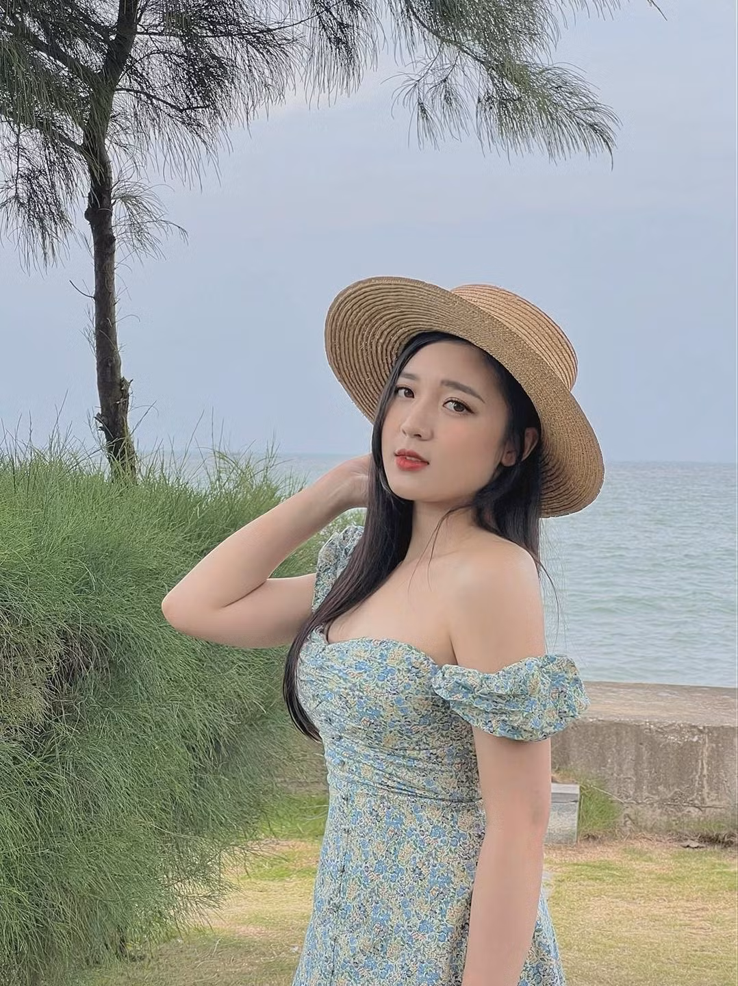 Với người hâm mộ tựa game Liên Quân Mobile không ai là không biết đến nữ MC Esports Phương Thảo. Vừa xinh đẹp, khéo léo lại sở hữu kỹ năng giao tiếp lưu loát, cô nàng được làng game Việt ưu ái đặt cho biệt danh "MC quốc dân".