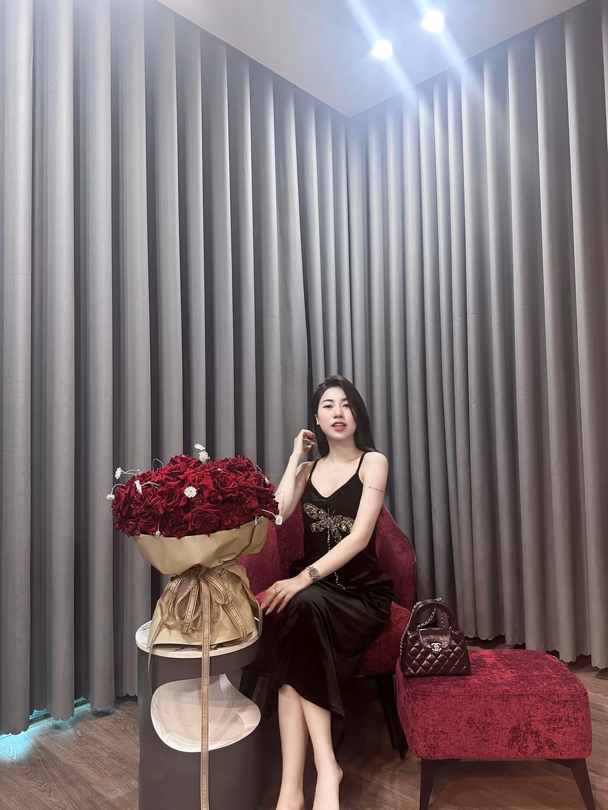 Gu thời trang của Nguyễn Nụ cũng giúp cô ghi điểm. Lúc thì em gái Văn Toàn gây thương nhớ với phong cách nữ tính, “bánh bèo”, lúc lại năng động, cá tính và khi thì rất gợi cảm.
