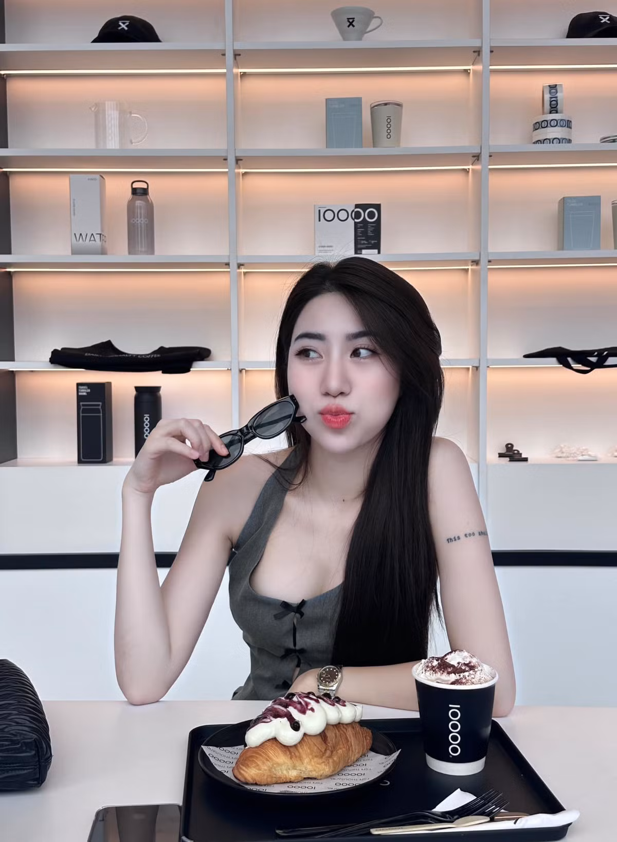 Nguyễn Nụ của tuổi 27 mang vẻ đẹp mặn mà, sắc sảo.