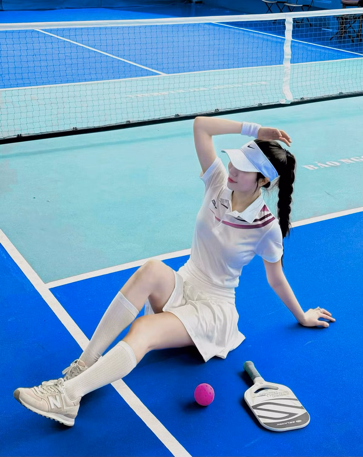 Em gái Văn Toàn cũng tranh thủ chụp ảnh check-in khi nhập môn pickleball.