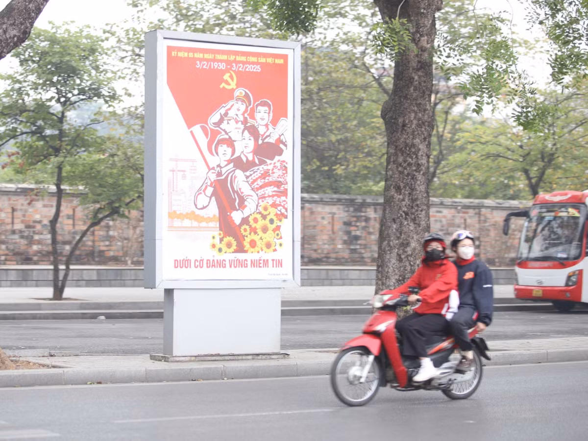 Một tấm pano cỡ lớn tại đường Hoàng Diệu đối diện với đài tưởng niệm các Anh Hùng Liệt Sĩ.