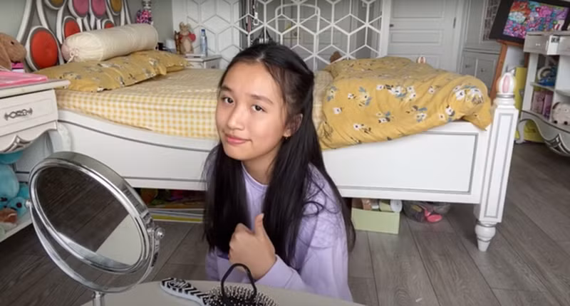 Nu Youtuber tre nhat Viet Nam so huu loat Vlog trieu views-Hinh-4