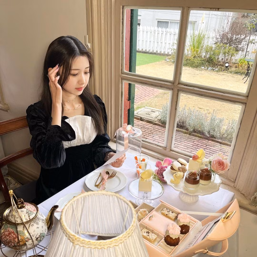 “Tự hào về bà. Khi tôi đưa ảnh của bà lên nó đã rất nổi tiếng và tôi đã nhận được rất nhiều bình luận khen ngợi của mọi người. Bà tôi đã rất vui. Bà nấu ăn ngon nhất thế giới trong đó đồ chiên là ngon nhất. Từ 18h ngày 30 đến giao thừa tôi đã được thưởng thức ngập tràn các món ăn tại nhà của bà. Nào là cua, yakiniku, gyoza, kem, udon, tiệc đồ ngọt, soba đêm giao thừa, baumkuchen, bánh ngọt. Tôi đã rất vui khi được ăn các món bà nấu không ngừng.” - cô cháu gái chia sẻ trên trang Instagram cá nhân.