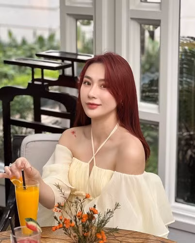 Trước đó, bạn gái hậu vệ Vũ Văn Thanh cũng từng làm người mẫu ảnh từ thời sinh viên.
