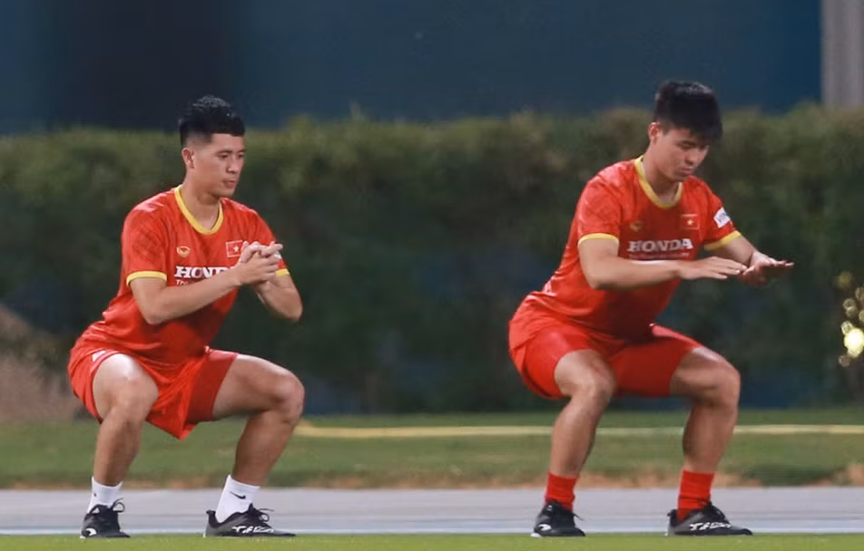 "Bệnh binh" tiếp theo của đội tuyển Việt Nam đó là Đình Trọng. (phía trái)