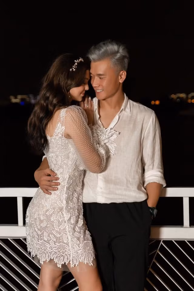 Đồng thời, thủ môn Bùi Tiến Dũng cũng thể hiện sự nóng lòng cho việc chào đón thiên thần nhỏ - kết kinh ngọt ngào của anh cùng bà xã người Ukraine.