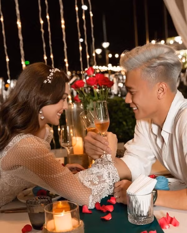 Theo dòng sự kiện này, mới đây Bùi Tiến Dũng đã đăng tải dòng trạng thái chia sẻ đầy chân thật về cảm xúc lần đầu làm bố: "Đó là một cậu bé! Ba Mẹ rất nóng lòng được gặp Con, Sonhine của Ba Mẹ. Con đã làm toả sáng thế giới của Ba Mẹ".
