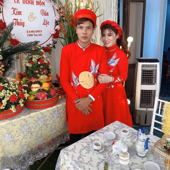 Sau khi kết hôn, Lộc Fuho tiếp tục công việc của mình còn Kim Thuỷ mở shop quần áo.