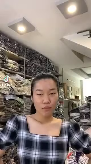 Trong một phân cảnh khác, Lê Thuỵ lại khiến nhiều người bật cười bởi dáng ngồi khi mặc váy khá "kém duyên".