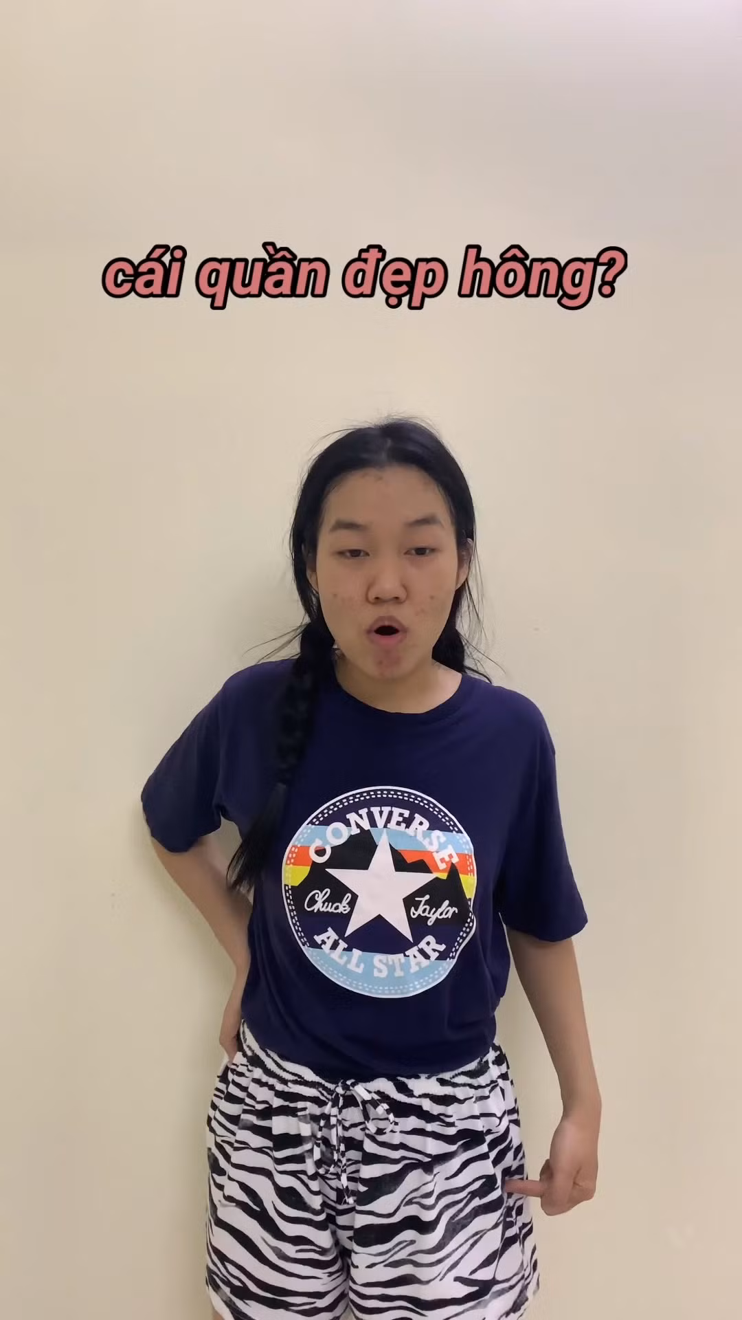 Trước đó, Lê Thuỵ cũng từng khiến cộng đồng mạng được phen "ngã ngửa" khi vô tư show clip triệt lông nách của mình mà không hề cảm thấy ái ngại.
