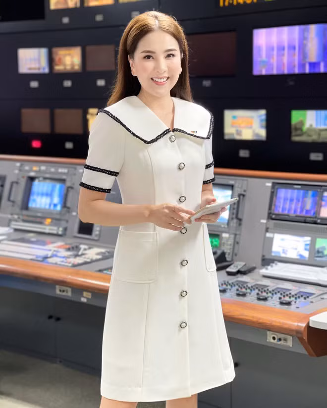 Nếu như hồi 15 tuổi, Mai Ngọc sở hữu làn da nâu hơn và lối trang điểm hợp thời điểm đó thì bây giờ nữ MC lại có phần trắng trẻo và chững chạc hơn.