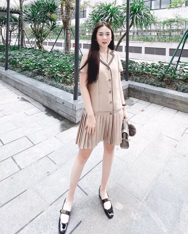Trước khi bắt đầu với công việc tại Đài truyền hình Việt Nam, MC Mai Ngọc là hot girl Hà thành đình đám. Cô xuất hiện dày đặc trên truyền thông với vị trí mẫu ảnh và người mẫu, thường xuyên chụp ảnh bìa cho ấn phẩm teen hot nhất lúc đó - Hoa Học Trò.