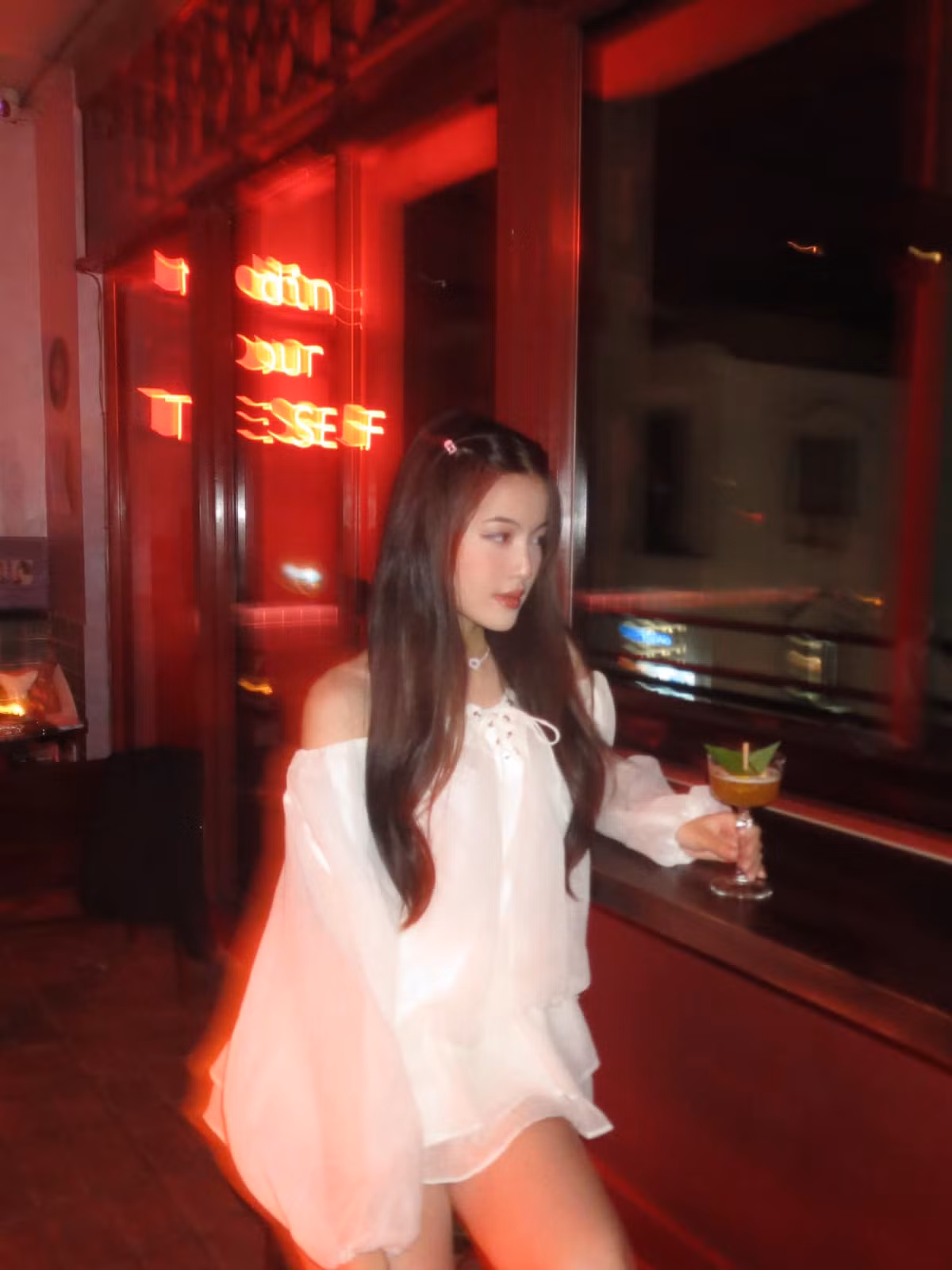 Tăng Mỹ Hàn (biệt danh Kim, SN 2003, TPHCM) là hot girl thu hút hơn 228.000 lượt theo dõi trên mạng xã hội. Với vẻ ngoài xinh đẹp, ngọt ngào, nữ sinh nhanh chóng "lọt vào mắt xanh" của một số nhãn hàng mỹ phẩm.