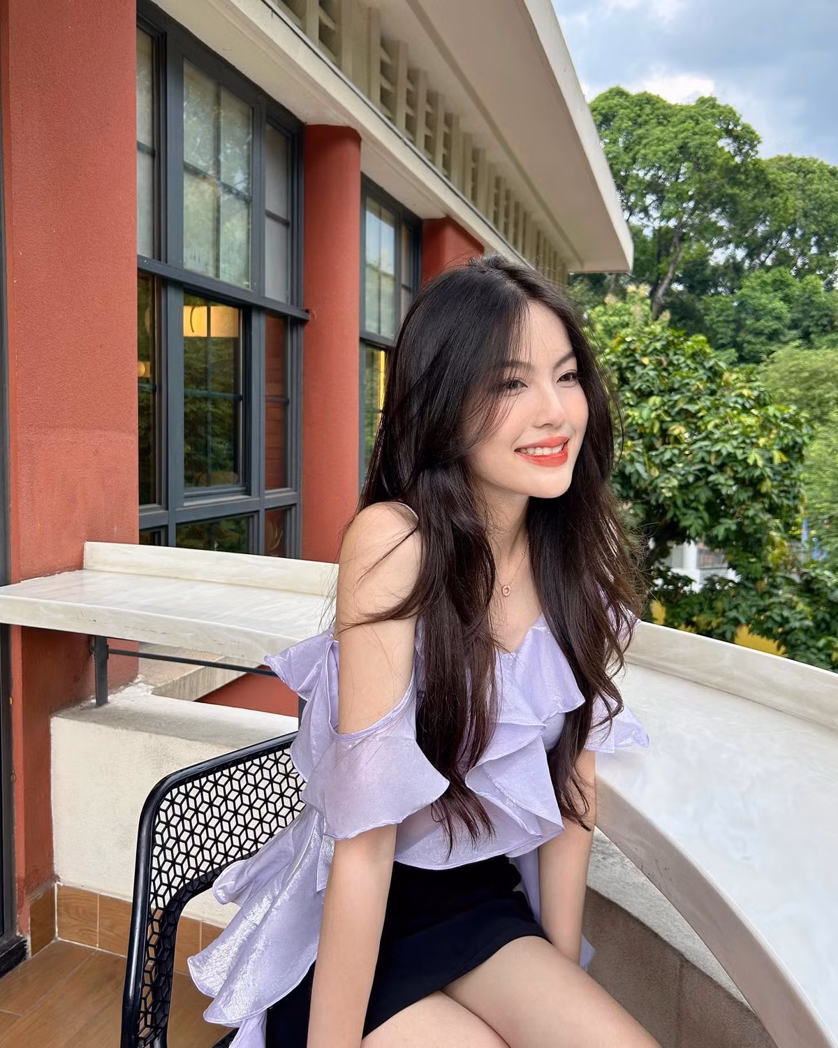 Thông qua trang cá nhân, có thể thấy Mỹ Hàn là tín đồ của túi xách hàng hiệu đắt đỏ. Ở tuổi 20, cô sở hữu những thiết kế thời thượng đến từ nhiều nhà mốt nổi tiếng như Prada, Jacquemus... (Ảnh: @kjmbae).