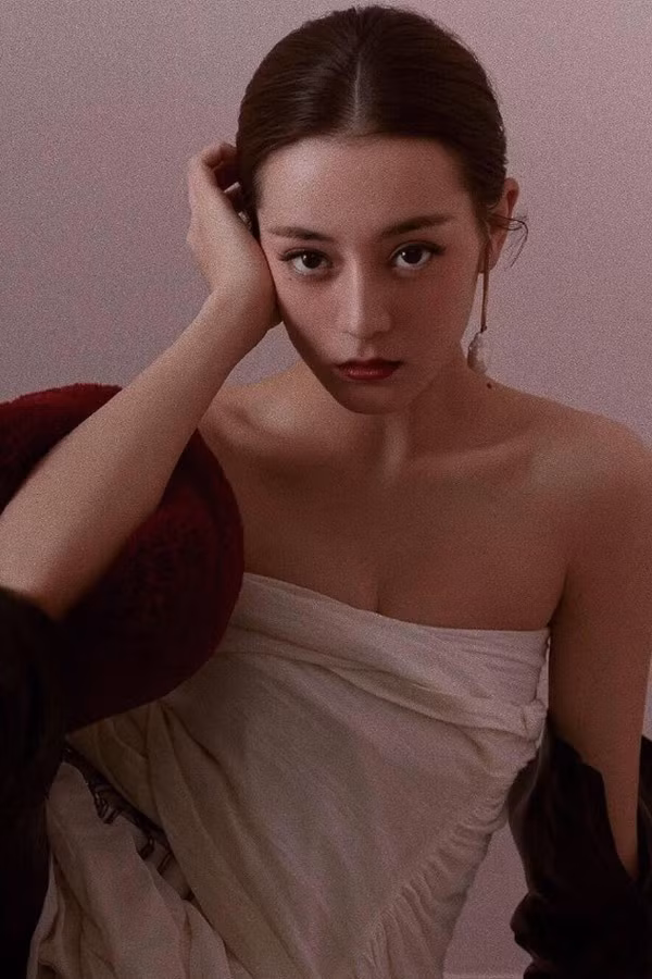 Địch Lệ Nhiệt Ba duy trì thói quen thực hiện quy trình cấp ẩm cơ bản cho da hàng ngày. Ngoài ra, mỹ nhân Tân Cương đắp mặt nạ 3 lần/ngày - trước khi trang điểm, nghỉ giữa giờ và buổi tối.