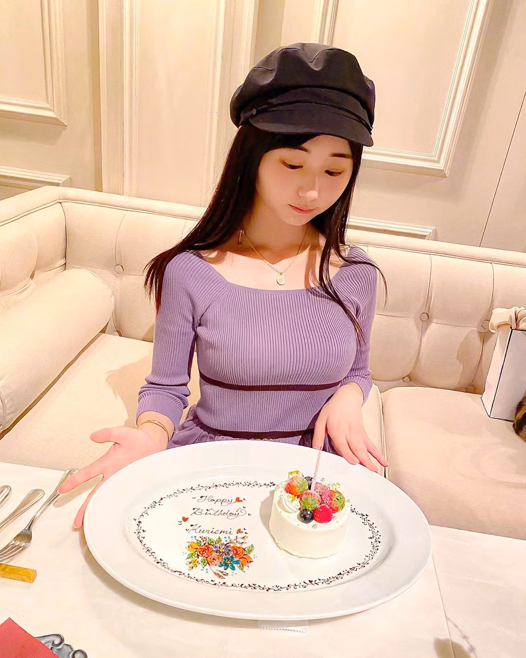 Vòng 1 căng đầy cùng biểu cảm khuôn mặt đầy cuốn hút của Emi làm dân tình như chảng thể rời mắt.