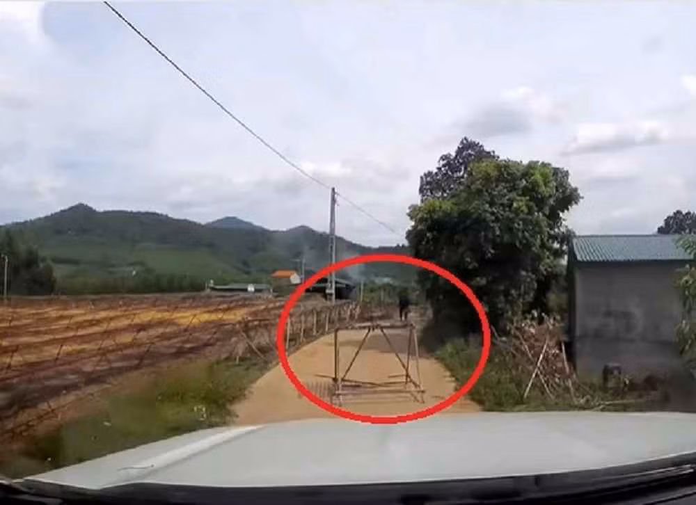 Đoạn clip do camera hành trình cùa xe ô tô ghi lại được tình huống xảy ra vào 14h40 trưa 02/7/2022 trên một con đường làng đang thu hút sự chú ý của cộng đồng mạng.