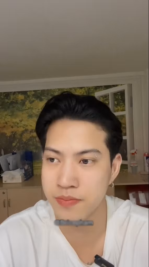 Đồng thời, em cũng muốn gửi lời xin lỗi tới bà cụ trong video trước đó. Ngoài ra, em cũng rất cảm ơn những anh chị TikTok đã cho video của em lên xu hướng để có thể gửi lời xin lỗi tới mọi người một cách rộng rãi nhất. Bây giờ em chị mong anh chị cho em một cơ hội để sửa sai, làm lại cuộc đời”. Nam Tiktoker nói thêm.