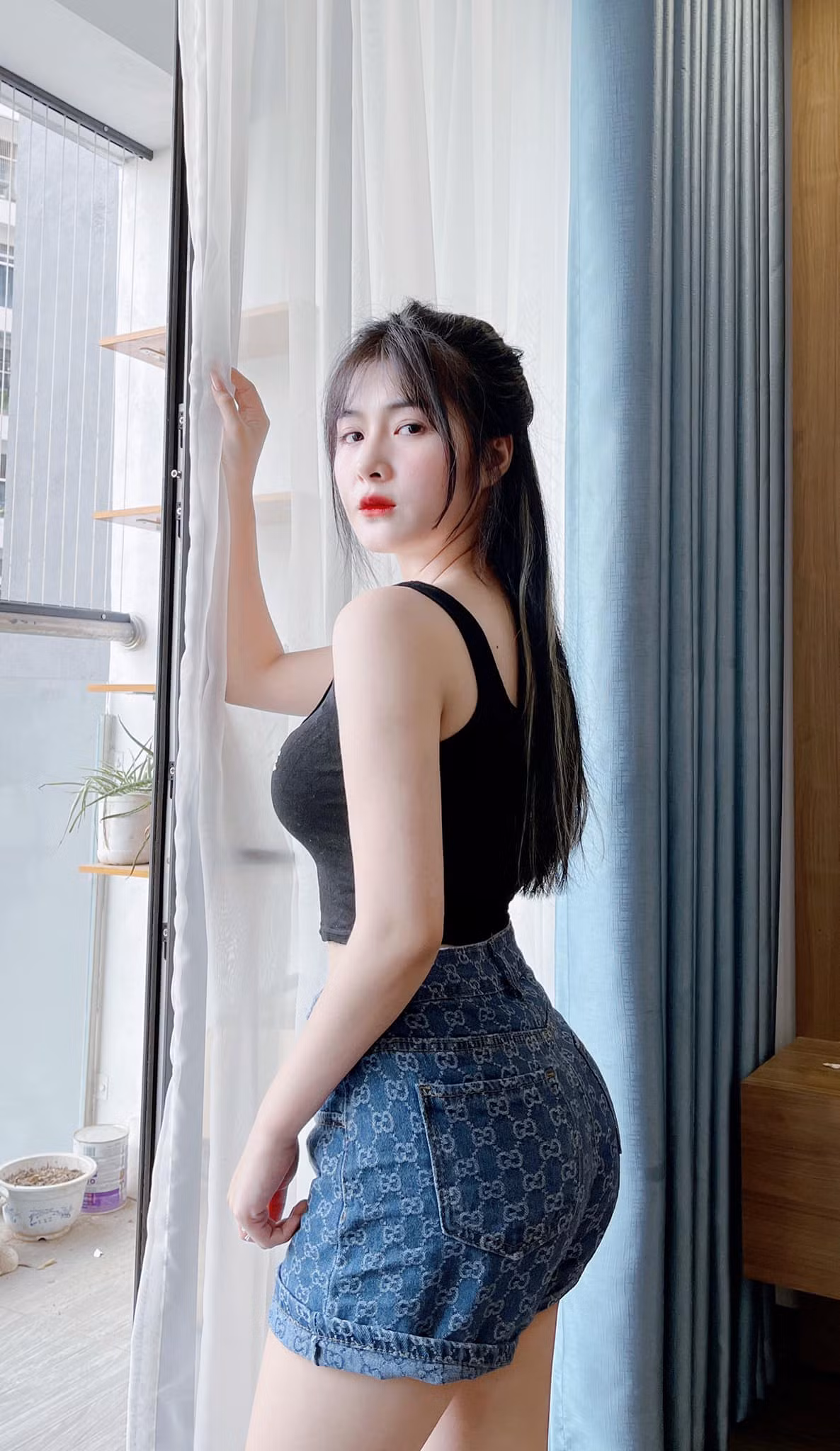 Điển hình cách đây chưa lâu, hot girl TikTok gốc Thanh Hoá khiến người xem bất ngờ khi trải lòng một ngày nhàn rỗi với những sở thích cá nhân “nữ tính" như: chăm sóc da, dọn dẹp nhà cửa và đặc biệt là nấu ăn.