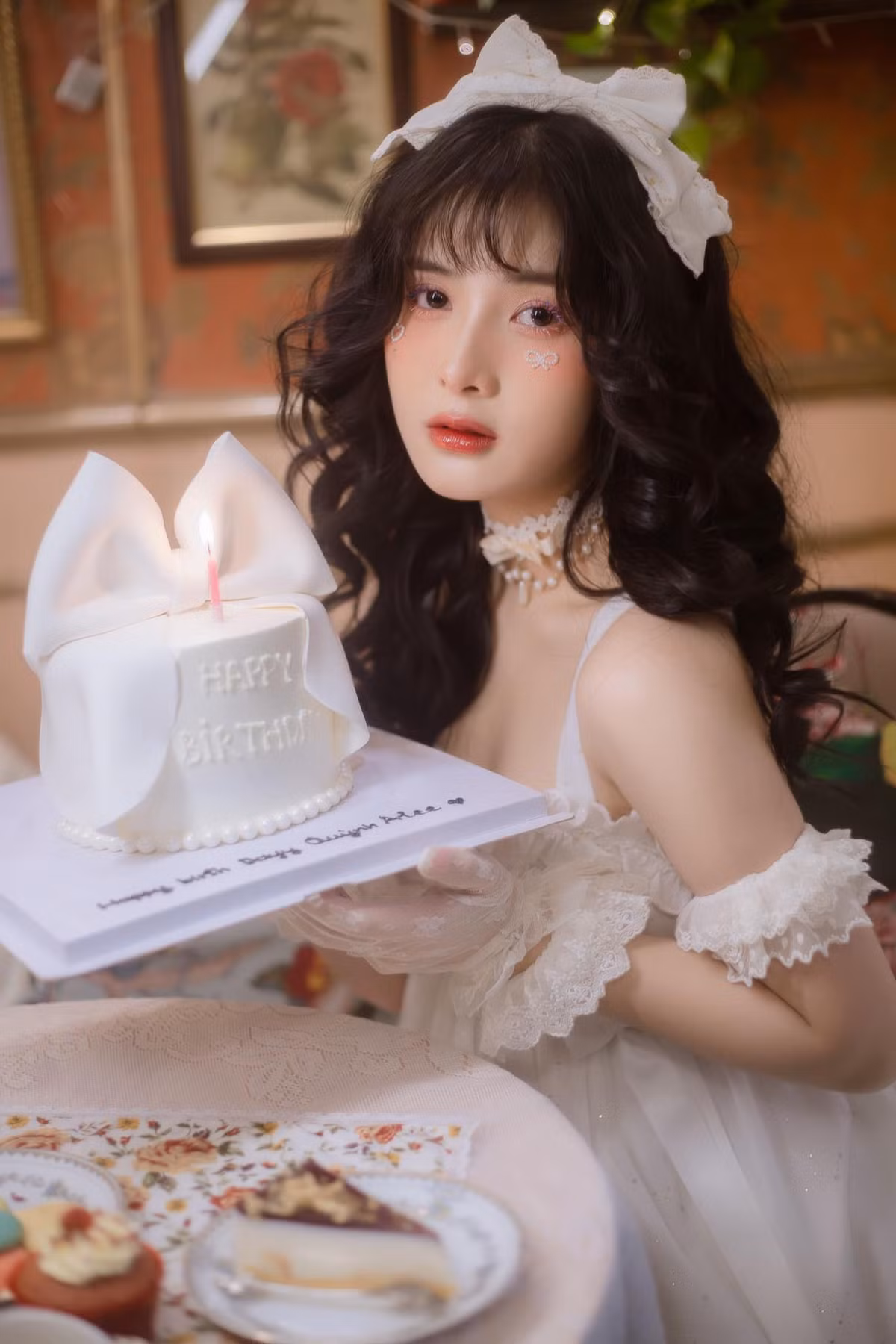 Sau thời gian im hơi lặng tiếng, chưa rõ định hướng tiếp theo của Quỳnh Alee là gì nhưng qua những gì cô nàng đăng tải trên story, nhiều netizen nhận xét rằng rất có thể, hot girl từng dính nhiều tai tiếng này muốn xây dựng lại hình ảnh với tinh thần tích cực và “thân thiện" với cộng đồng hơn.