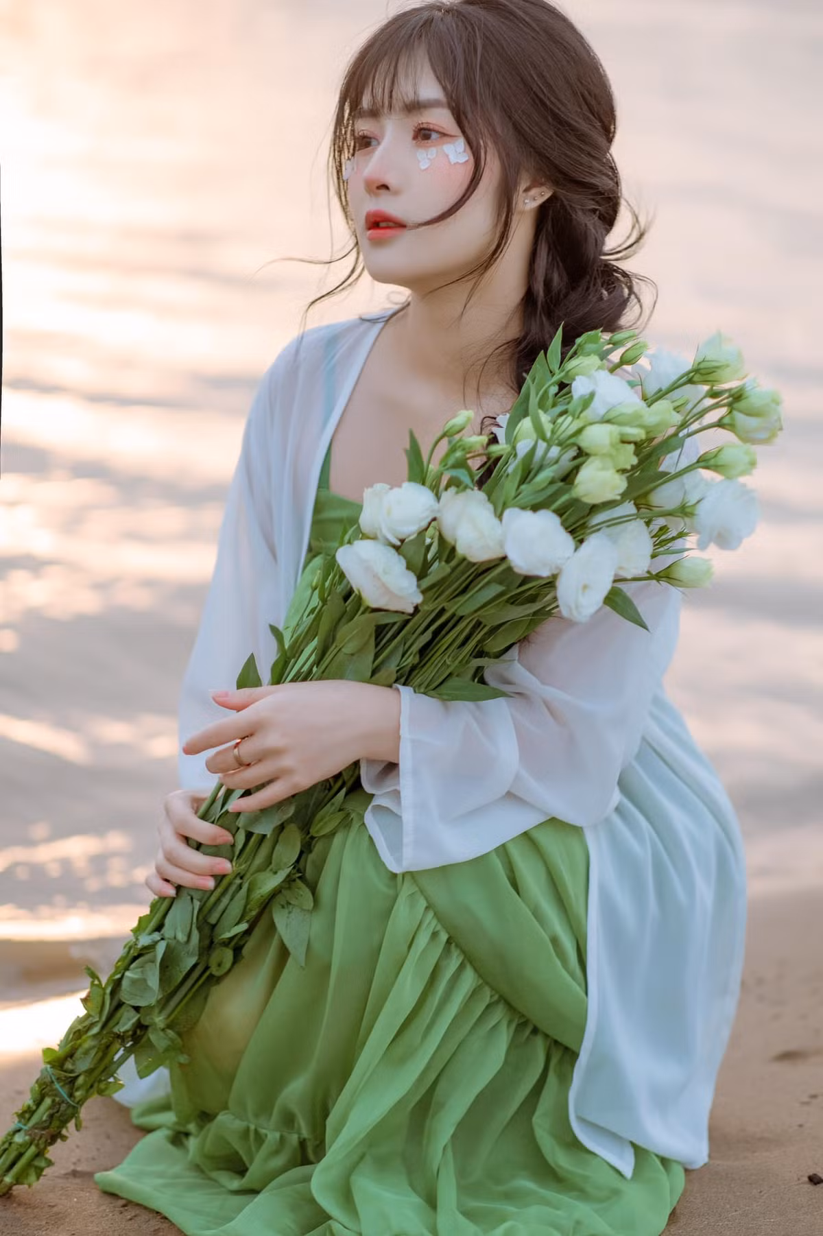 Không chỉ chú ý tới làn da của Quỳnh Alee, nhiều dân mạng còn có ý trêu chọc nàng hot girl khi để lại bình luận nhắc đến chiều cao và độ thon thả body.