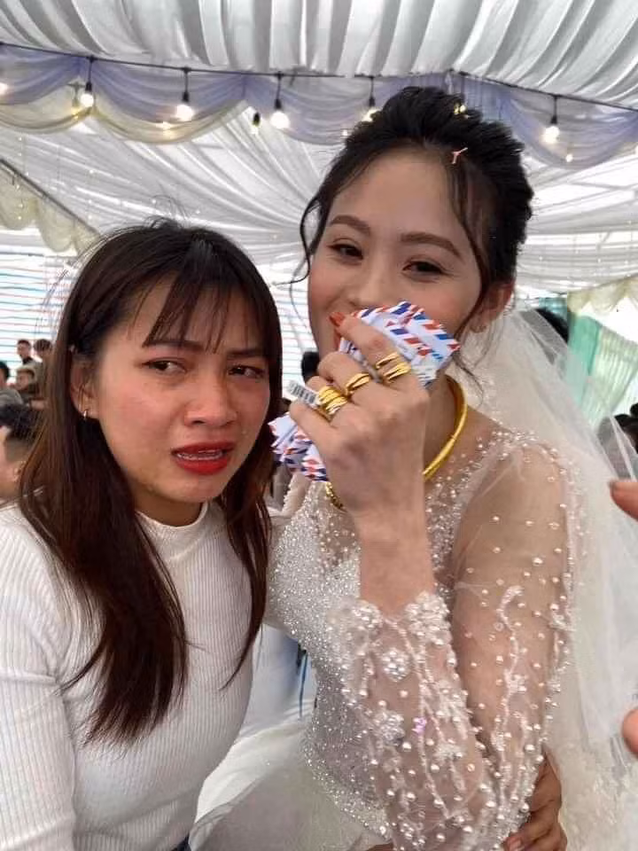 Đi ăn đám cưới bạn thân mà cô nàng khóc nức nở.