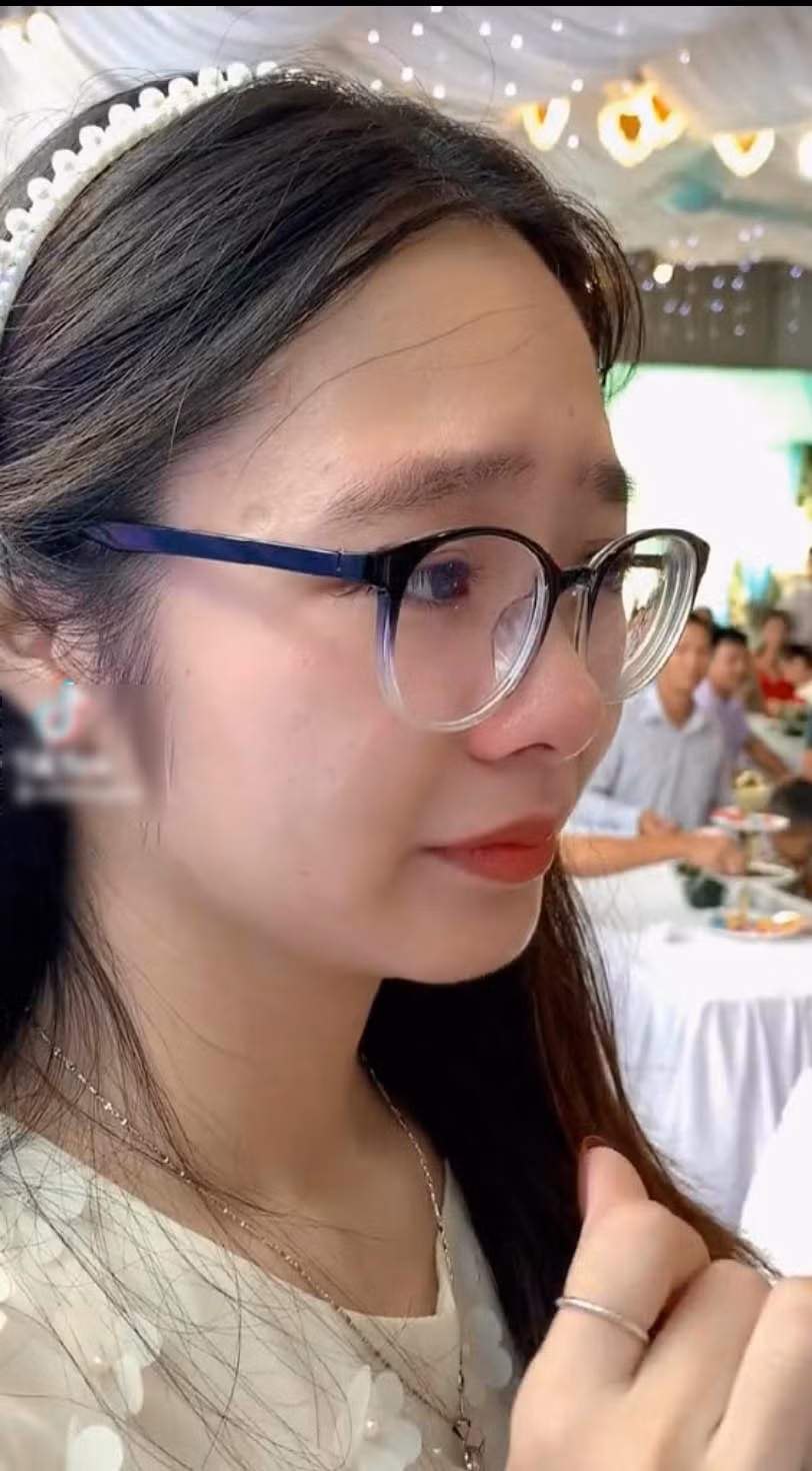 Chắc hẳn nhiều người đã rời vào cảnh chứng kiến bạn thân đi lấy chồng và có những cảm xúc vô cùng khác nhau, có người vui người buồn. Như cô gái dưới đây đã khóc nức nở trong giây phút hạnh phúc nhất cuộc đời của bạn mình.