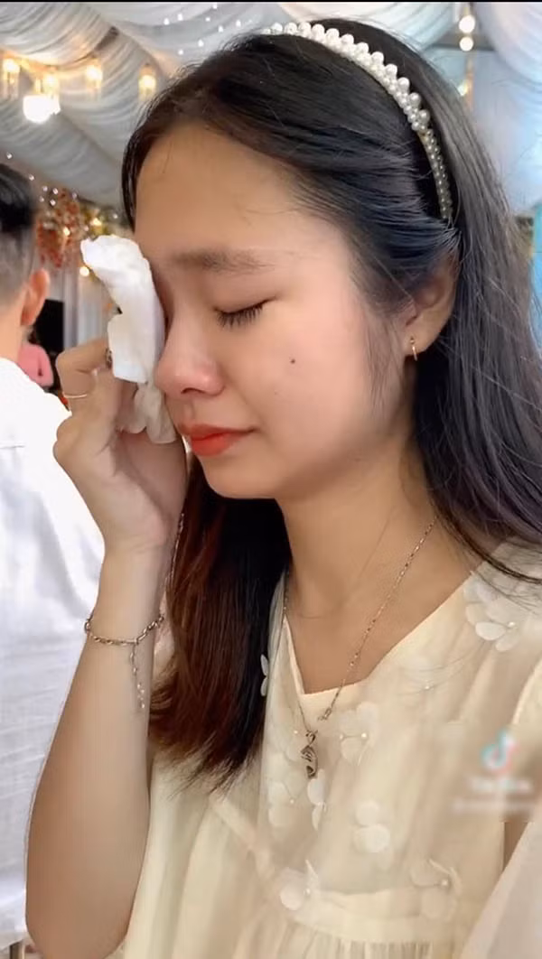 Trước đó, 2 người đã chơi thân với nhau từ năm cấp 2 cho đến bây giờ nên tình cảm rất thắm thiết, xem nhau như chị em ruột thịt.