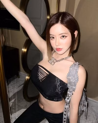 Tôi không mặc quần áo hở hang để mọi người đụng chạm tôi. Tôi mặc những bộ quần áo tôn lên vẻ đẹp cơ thể, nó khiến tôi hài lòng và trở nên tự tin hơn khi mặc chúng. Hơn nữa, nếu tôi mặc những bộ đồ gợi cảm, họ cũng không có quyền chạm vào tôi. Tôi mặc như vậy ở lễ hội té nước là sai à? Tôi có tự do mặc bất cứ thứ gì tôi muốn và không ai có quyền đánh giá một con người qua bộ quần áo của họ, cũng đừng lấy cớ cho hành vi quấy rối người khác chỉ vì họ mặc đồ gợi cảm”. Nữ DJ Hàn Quốc nói thêm.