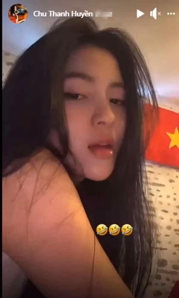 Mới nhất trên story Facebook, bạn gái Quang Hải khoe cận nhan sắc xinh đẹp khi để tóc xõa, diện áo thun sát nách. Tuy nhiên, điểm khiến người xem chú ý chính là hậu cảnh phía sau.