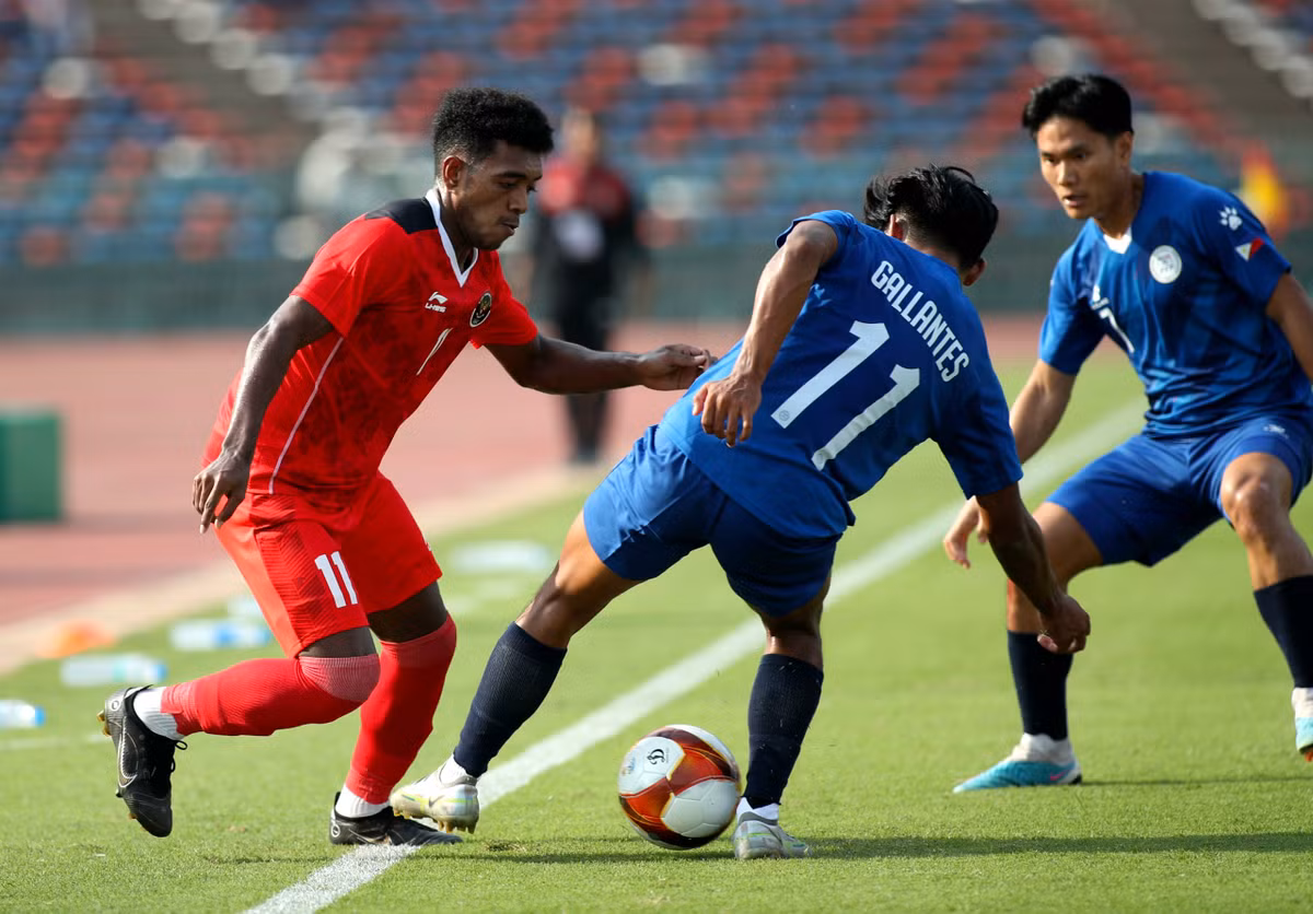 Liên tiếp sau đó là những tình huống hãm thành của U22 Indonesia tuy nhiên bàn thắng vẫn "lảng tránh" đội bóng xứ vạn đảo. Thực tế thì đến phút 34, lưới của U22 Philippines đã rung lên sau cú dứt điểm của Sananta tuy nhiên trọng tài biên xác định số 9 của U22 Indonesia đã rơi vào thế việt vị nên bàn thắng không được công nhận. Thậm chí suýt chút nữa, U22 Indonesia đã phải nhận bàn thua sau tình huống đột phá trung lộ của Salazar ở cuối hiệp 1, may mắn cho đội bóng xứ vạn đảo số 7 của U22 Philippines không thắng được thủ thành Ernando trong pha chạm bóng cuối cùng.