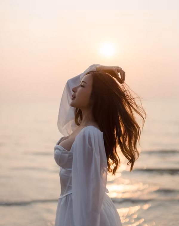 Thanyarat Charoenpornkittada là hot girl lai giữa 4 dòng máu nổi tiếng khắp châu Á. Cô nàng quốc tịch Thái Lan này sở hữu nhan sắc đặc trung hội tụ đủ các đường nét chọn lọc.