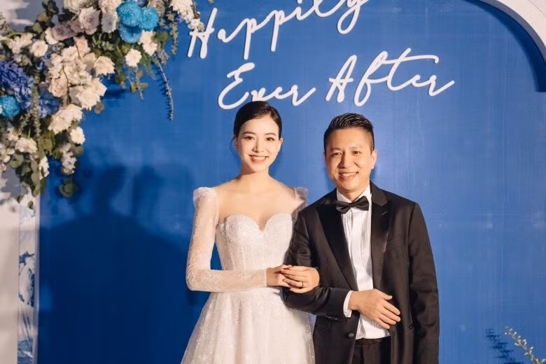 Ngoài việc lấy được vợ mỹ nhân kém mình 1 con giáp, chú rể Tuấn Việt cũng được chú ý khi là ông chủ 1 công ty sản xuất đồ handmade, đồng thời là 1 trong 3 cổ đông chính của một công ty dành cho trẻ em.
