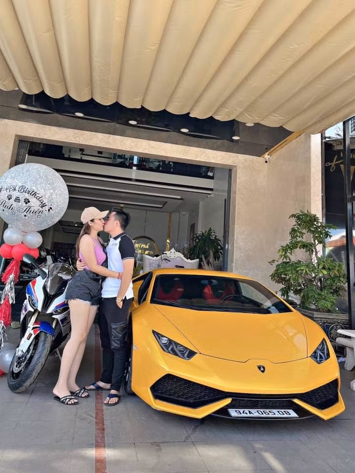 Nếu tính theo giá vàng hiện tại, đây quả thực là món quà khủng mà dì dượng là nữ đại gia Huỳnh Như tặng cho cô dâu.