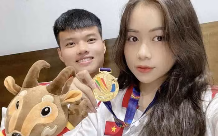 Hoàng Yến cũng từng cho biết, Văn Tùng sẵn sàng làm nhiều thứ mà người yêu thích. Hay mỗi khi có thời gian rảnh, nam cầu thủ đều từ Hà Nội bay vào Đà Nẵng để gặp người yêu.