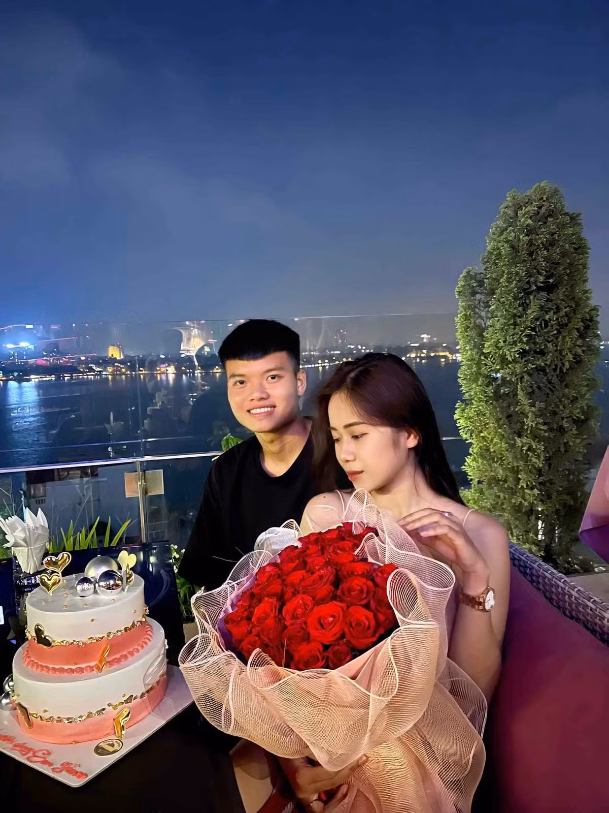 Thậm chí, cặp đôi Văn Tùng và Hoàng Yến còn có hình xăm để lưu giữ kỉ niệm ngày yêu nhau của cả 2.