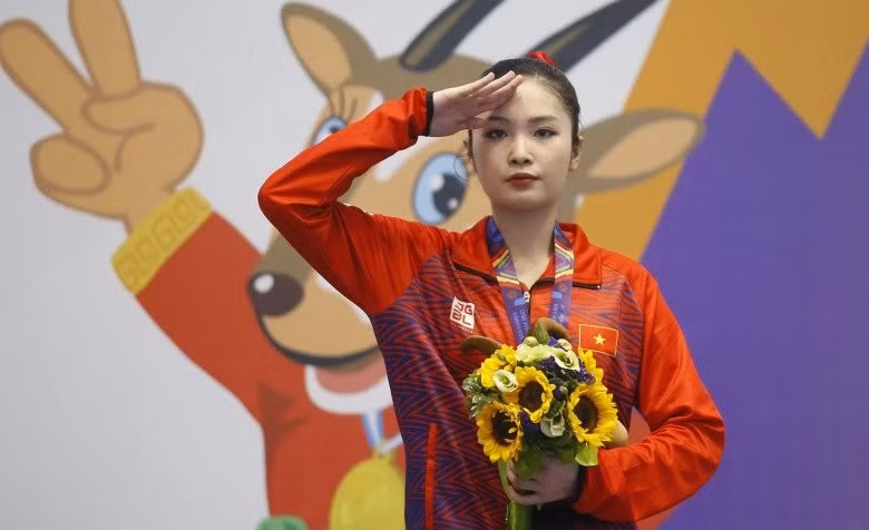 Đặng Tiểu Bình (SN 2000) là VĐV Wushu nhận sự quan tâm trên khắp các diễn đàn mạng tại SEA Games 31 tại Việt Nam. Cô nàng gây ấn tượng bằng cái tên đặc biệt và nhan sắc thanh tú.