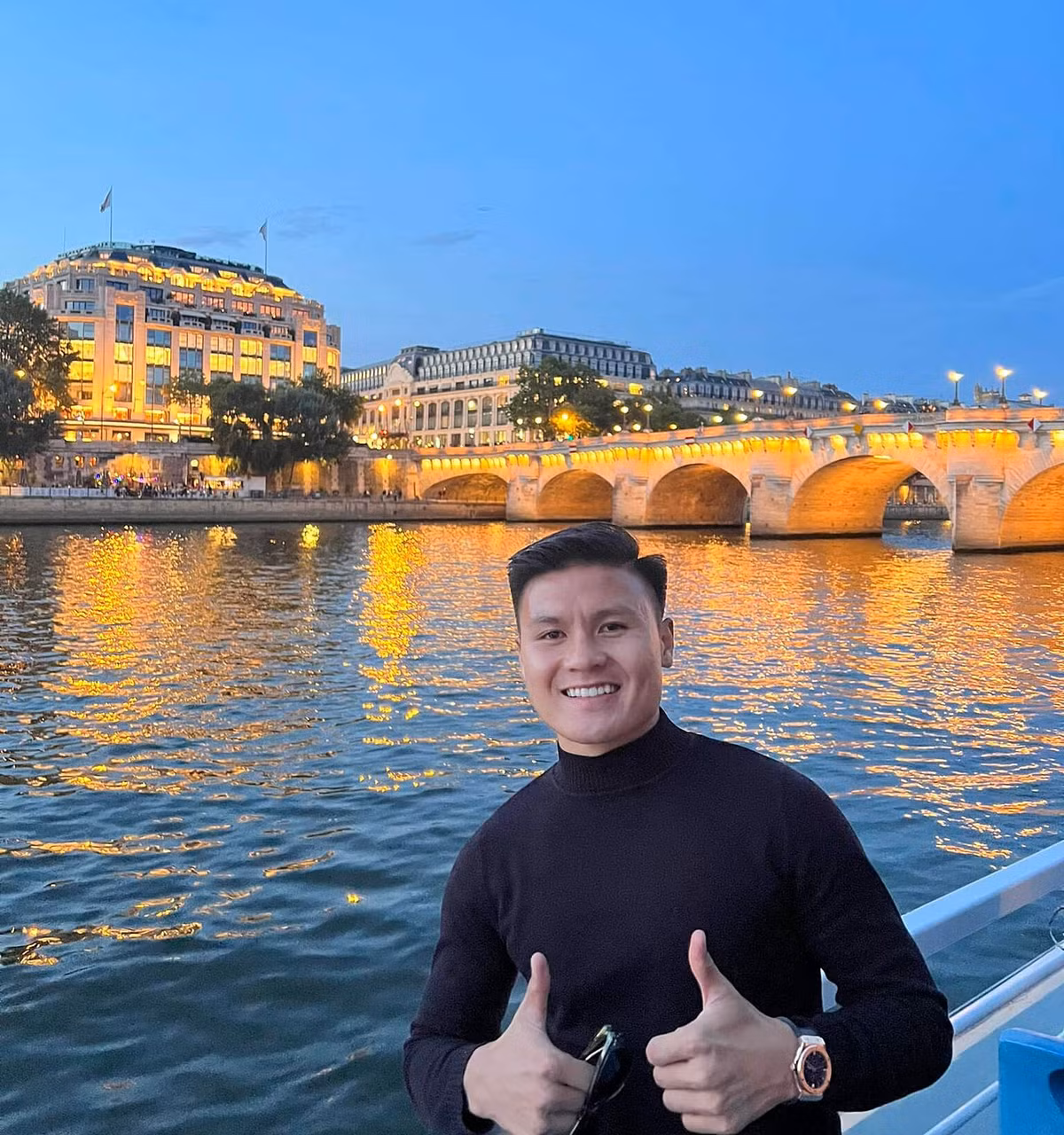 Tới mỗi địa điểm, tiền vệ đội tuyển Việt Nam đều diện những trang phục khác nhau, nhìn vô cùng khỏe khoắn và năng động.