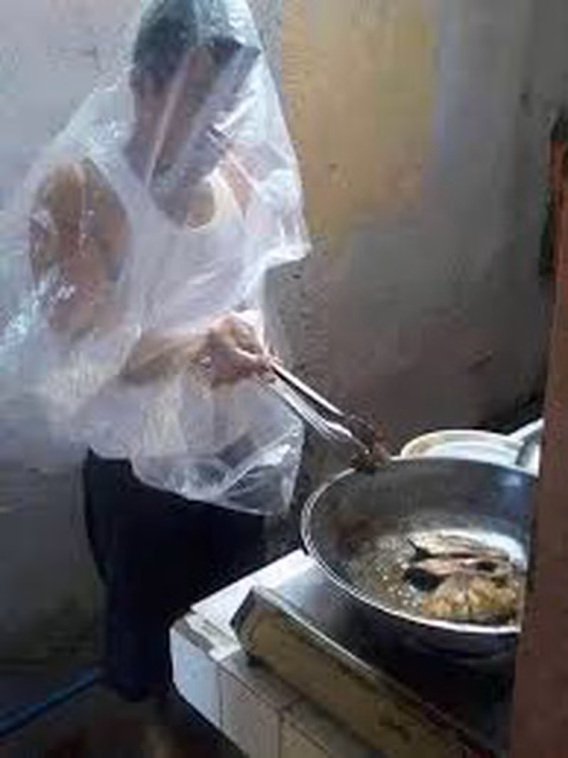 Màn mặc áo mưa rán cá là một ý tưởng không tồi cho hội chị em.