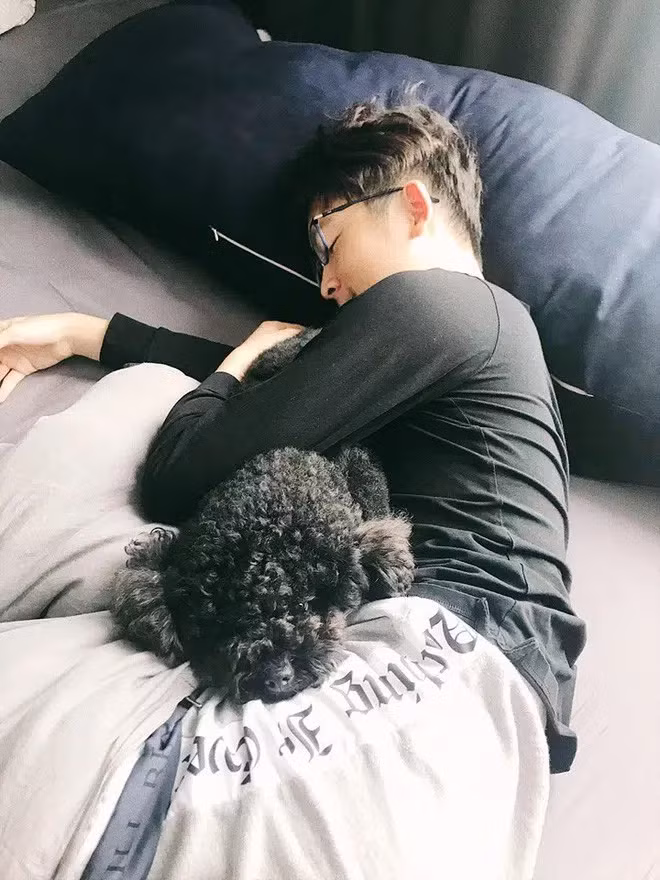 Gương mặt nhỏ cùng sống mũi cao, nước da trắng và mái tóc xù khiến nhiều người liên tưởng Việt Anh với những hot boy Hàn Quốc.